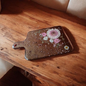 Resin Cutting Board with Pressed Flowers – Charcuterie board– Floral Serving Tray- Cheese board