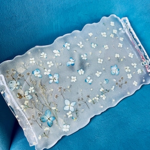 Resin Tray with Dried Flowers – Blue Floral Epoxy Serving Tray – Handmade Gift for Her, Romantic Blue Flower Tray, Wedding Gift or Vanity