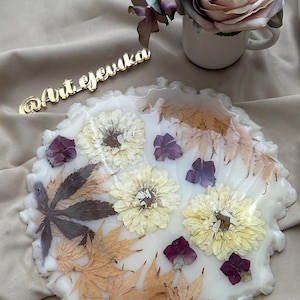 Handmade Resin Tray with Real Dried Flowers – 22cm Botanical Art Plate, White Geode Edge, One of a Kind Gift