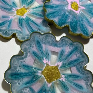 Blue & Pink Floral Resin Coaster – Handmade Epoxy Flower Coaster – Pastel Table Decor Gift – Aesthetic Drink Tray